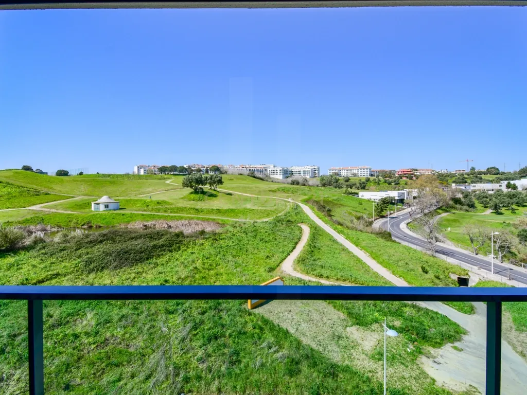 T1 Mobilado com Vista Panorâmica sobre o Campo de Golfe e o Céu de Lisboa - Image 27