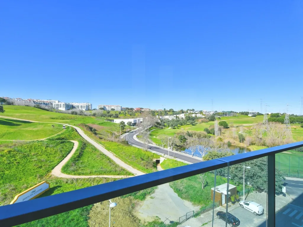 T1 Mobilado com Vista Panorâmica sobre o Campo de Golfe e o Céu de Lisboa - Image 28