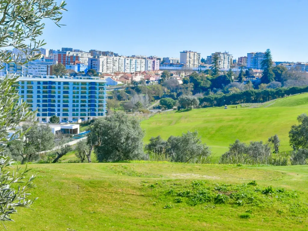 T1 Mobilado com Vista Panorâmica sobre o Campo de Golfe e o Céu de Lisboa - Image 38