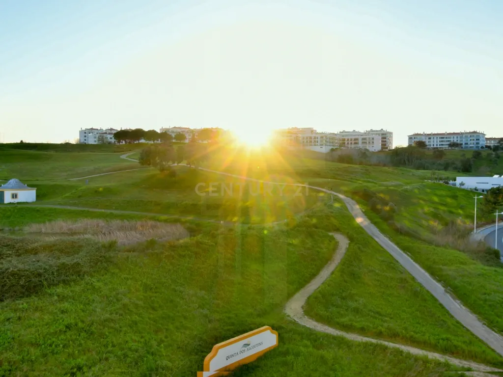 T1 Mobilado com Vista Panorâmica sobre o Campo de Golfe e o Céu de Lisboa - Image 47