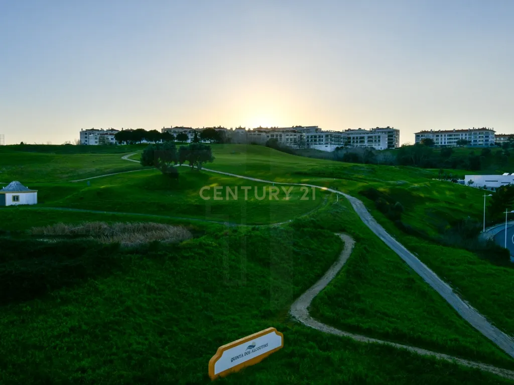 T1 Mobilado com Vista Panorâmica sobre o Campo de Golfe e o Céu de Lisboa - Image 48