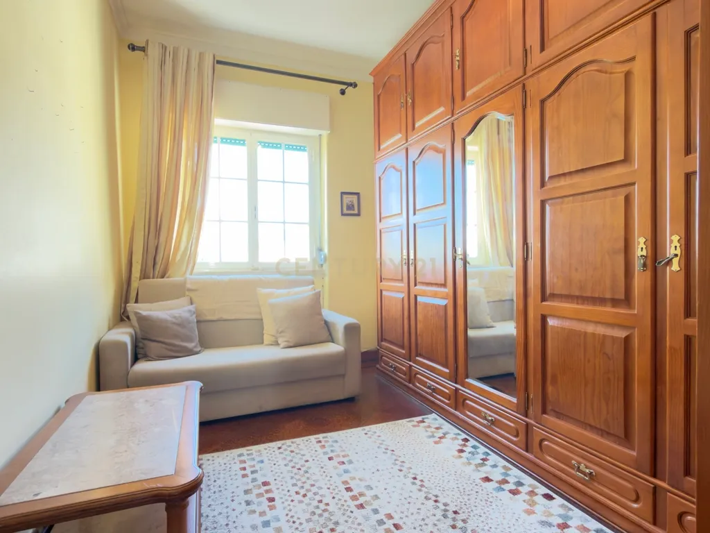 Apartamento T2 para remodelar com vista para o Convento de São Vicente - Image 12