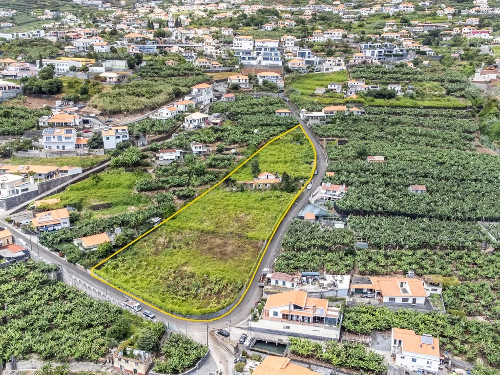 Terreno com 6.896m² e Moradia com Vista Mar - Image 12