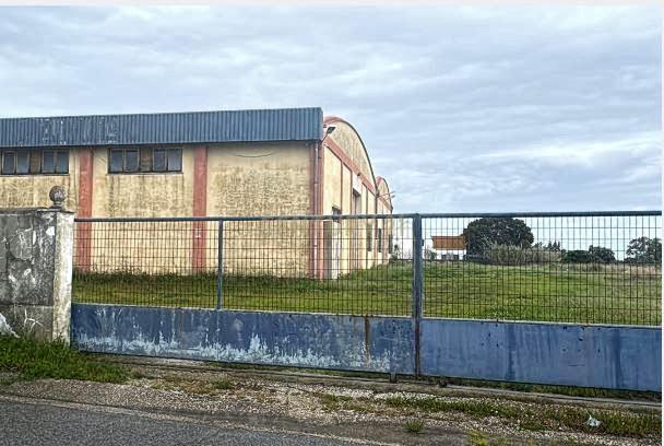 Moita, antiga carpintaria com 5530 m2 urbanos, 2 armazéns, ótima localização para comércio de retalho, Indústria, educação ou habitação. - Image 1
