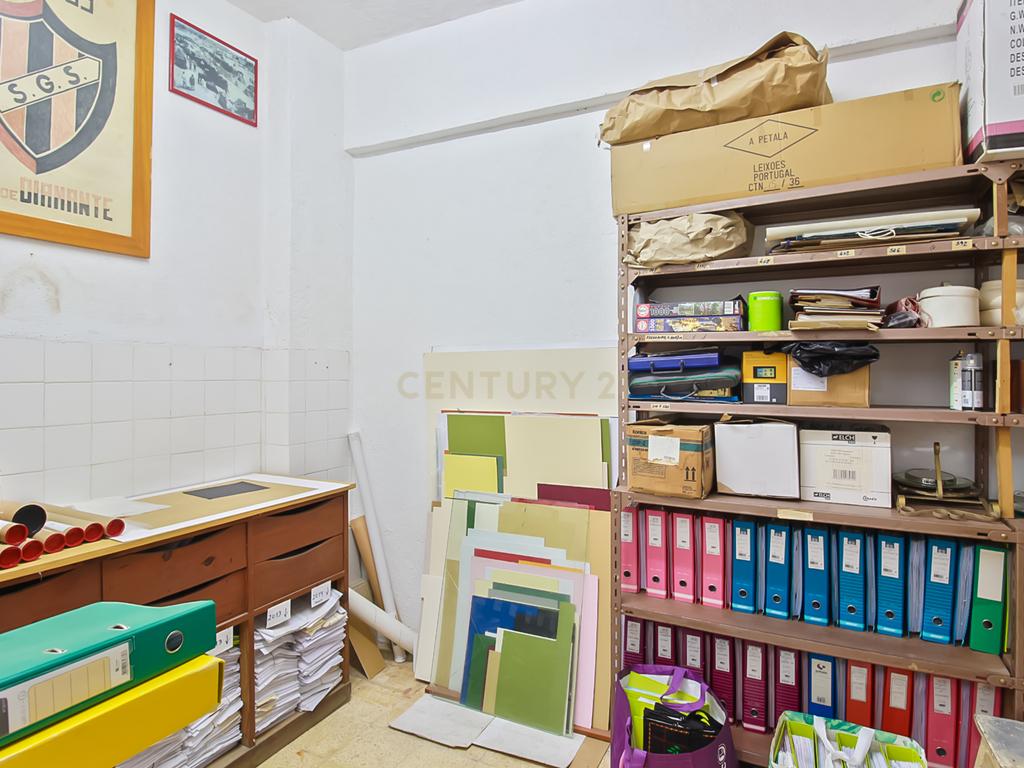 Loja com dois pisos localizada numa zona central e consolidada de Sacavém - Image 12