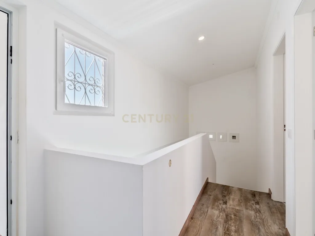 T4 Duplex totalmente renovado no Bairro do Progresso – Silves - Image 17