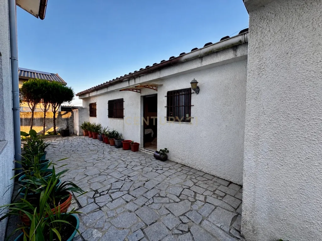 Moradia T4 de quatro frentes com piscina e vista mar | Mindelo - Image 18