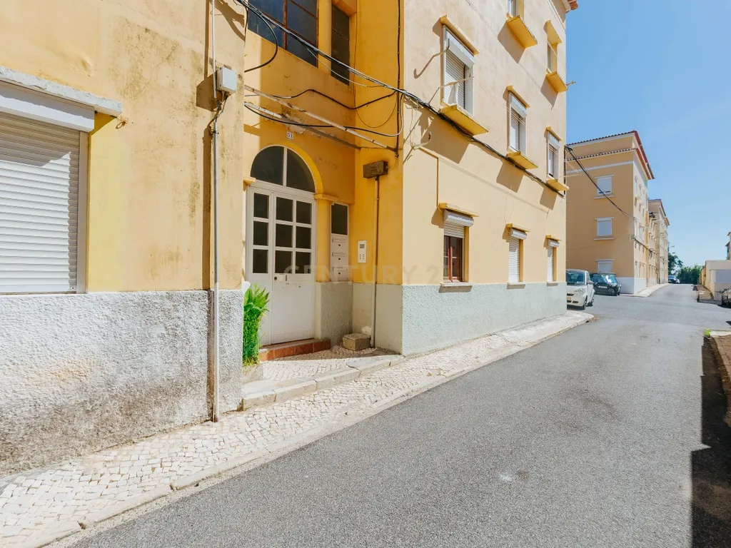 Apartamento T3 para Remodelação com Terraço | Alvito | Lisboa - Image 27