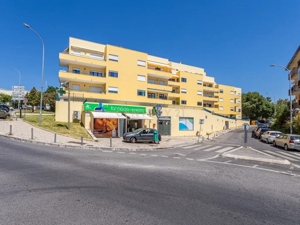 Loja em Alfragide, central, 367 m2 - Image 1