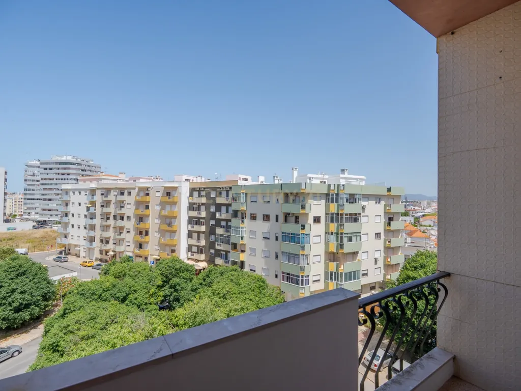 Apartamento T2 renovado em Portimão com varanda, 2 casas de banho e marquise espaçosa - Image 14