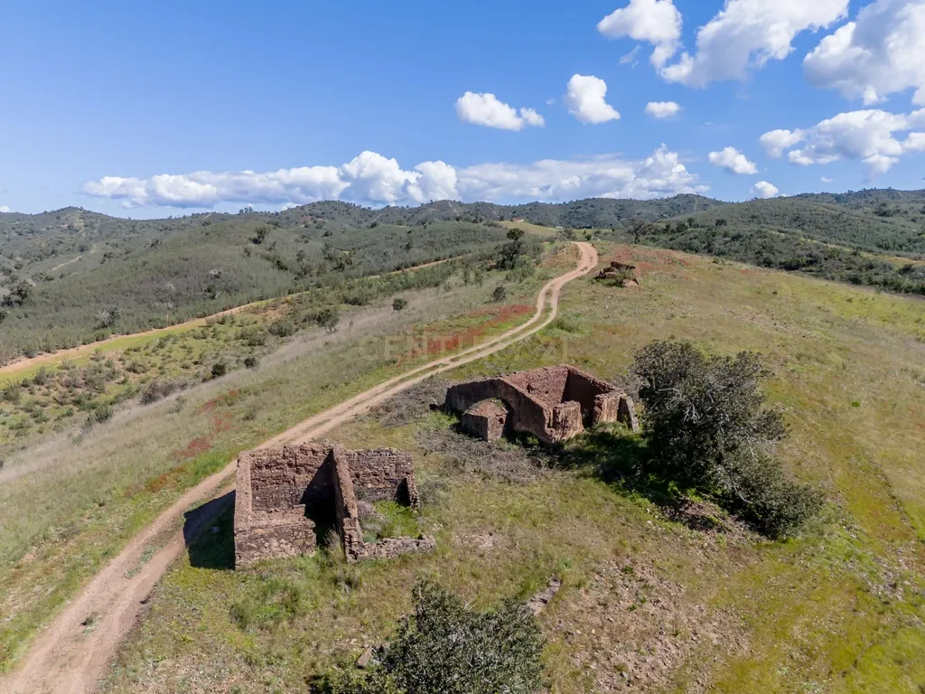 Terreno de 11,4 hectares com ruínas e projetos aprovados – Odemira (Pereiras-Gare) - Image 9
