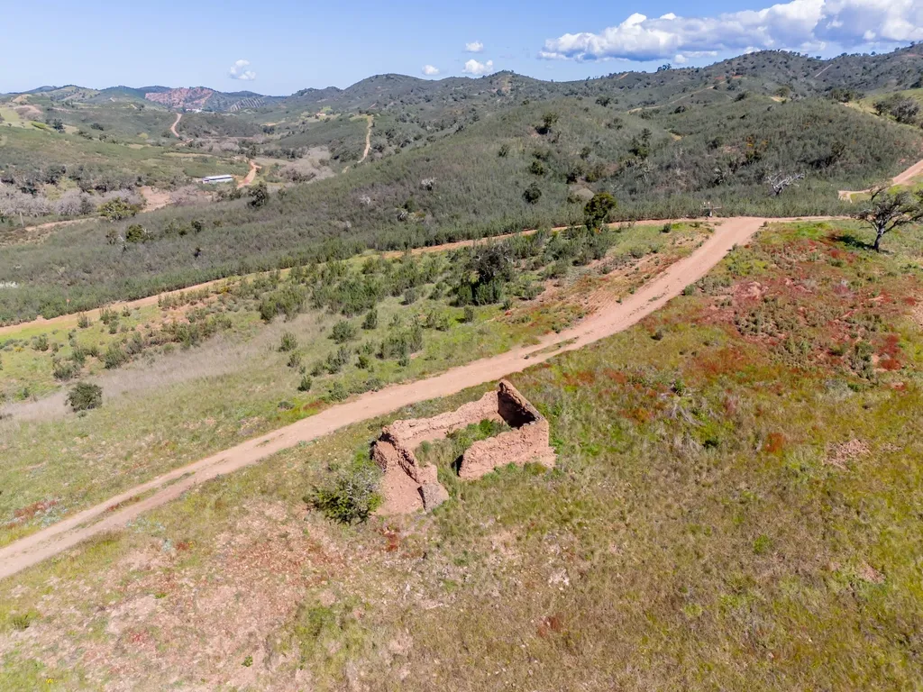 Terreno de 11,4 hectares com ruínas e projetos aprovados – Odemira (Pereiras-Gare) - Image 10