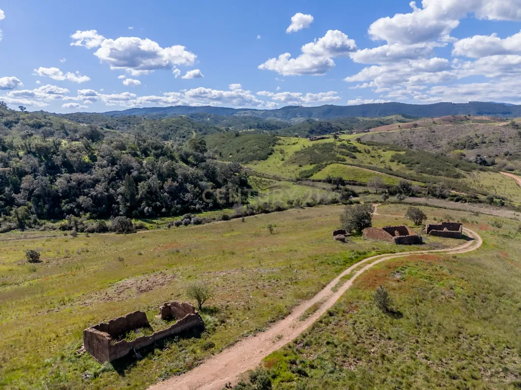 Terreno de 11,4 hectares com ruínas e projetos aprovados – Odemira (Pereiras-Gare) - Image 11