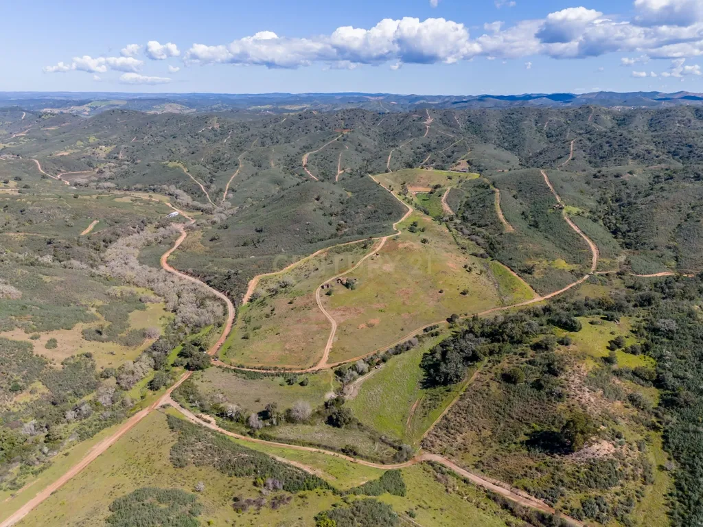 Terreno de 11,4 hectares com ruínas e projetos aprovados – Odemira (Pereiras-Gare) - Image 2