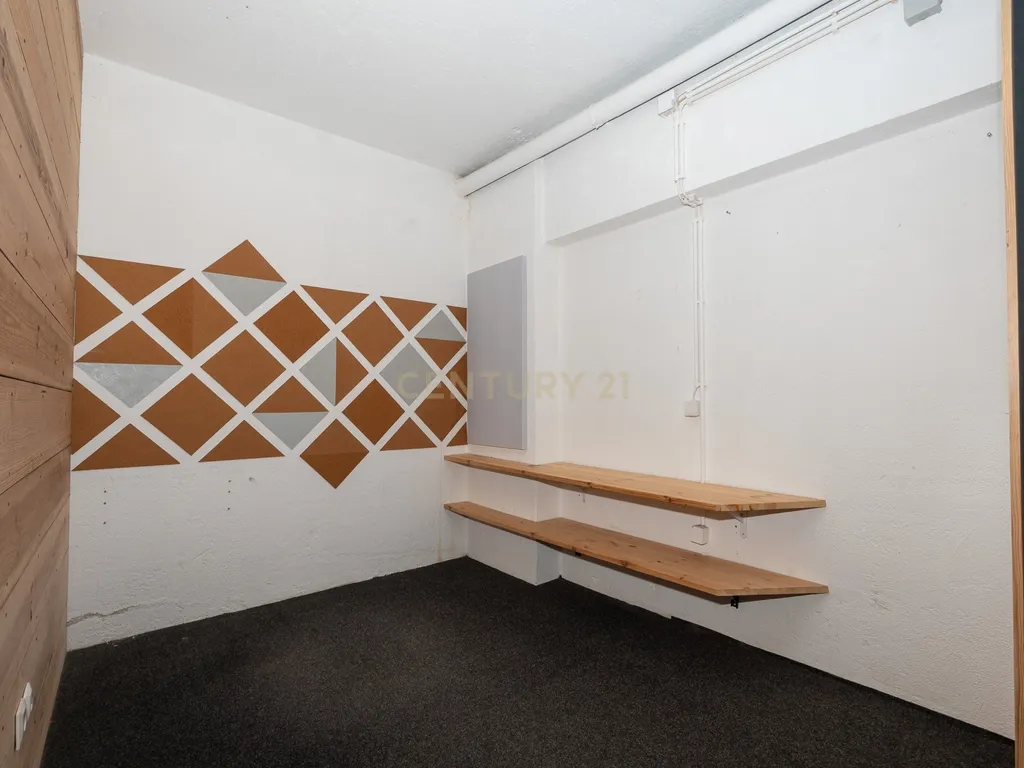 Loja com Cave e Mezanine no Centro de Lisboa - Image 30