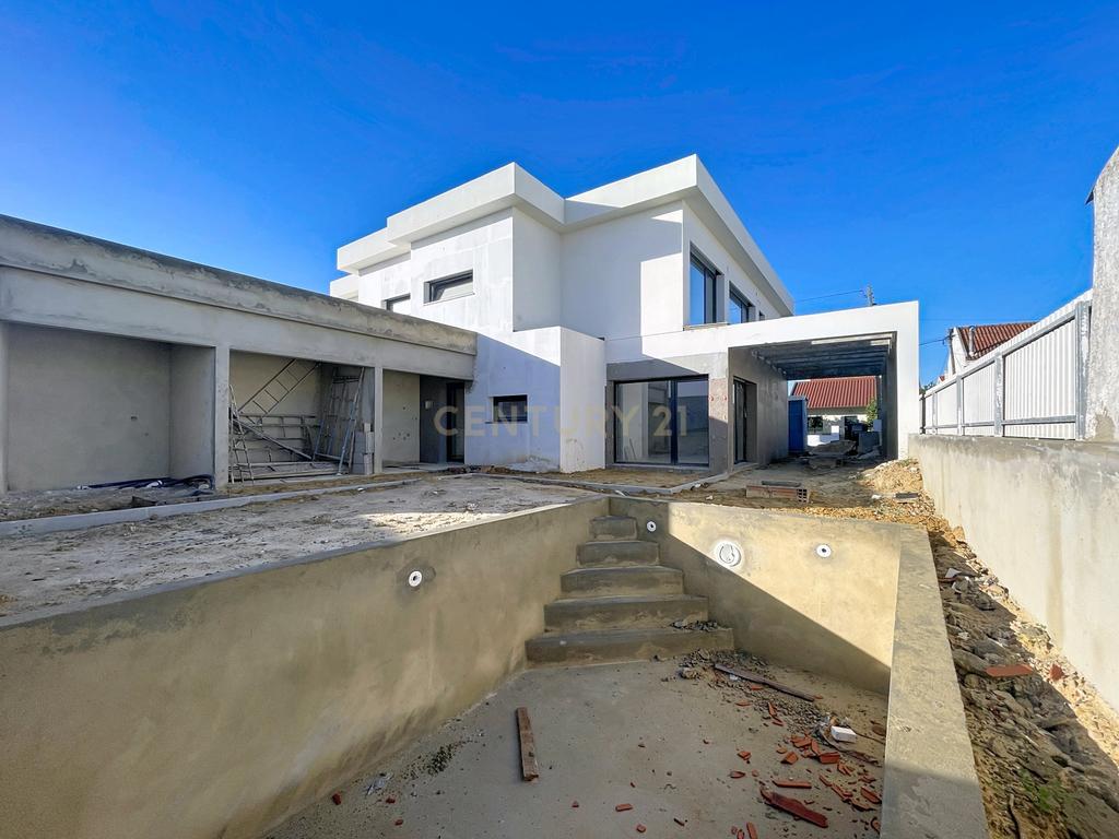 Moradia Geminada T4 no Casal do Marco Com Piscina - Image 8