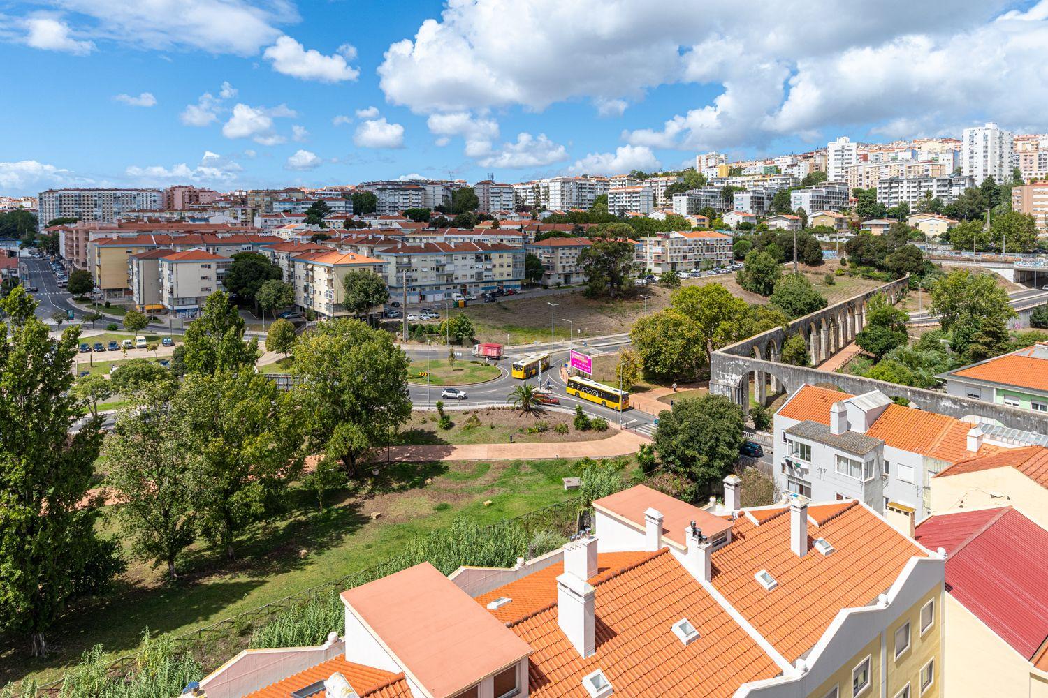 Fotografia 10 de T3+1 Remodelado com Terraço | Último Piso | Centro de Queluz