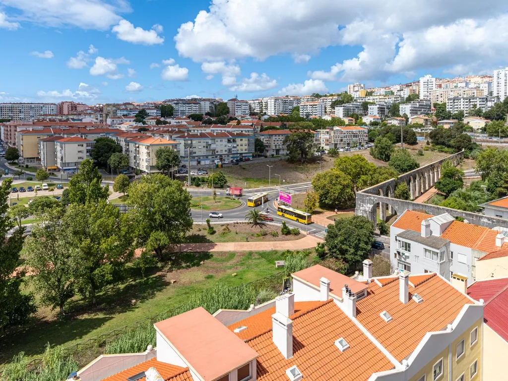 T3+1 Remodelado com Terraço | Último Piso | Centro de Queluz - Image 10