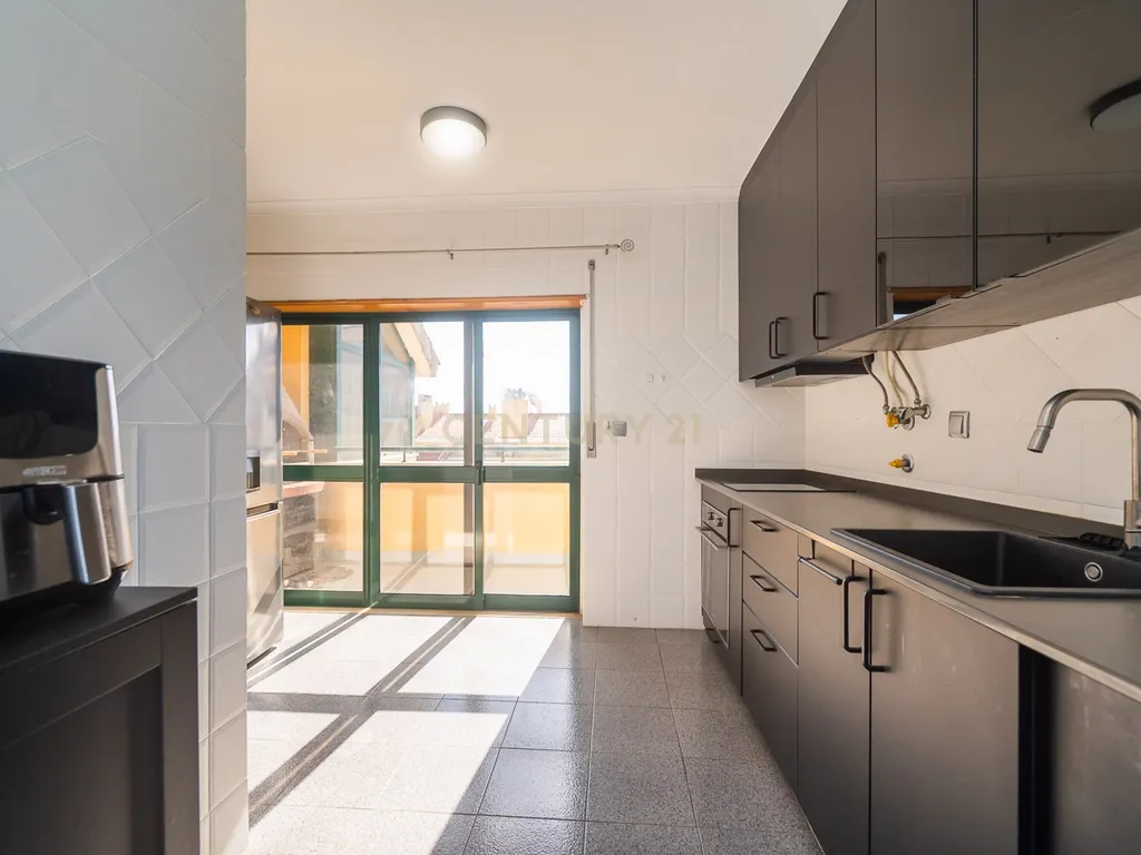 Exclusivo T2 com Vista Panorâmica de Excelência | Massamá Norte - Image 11