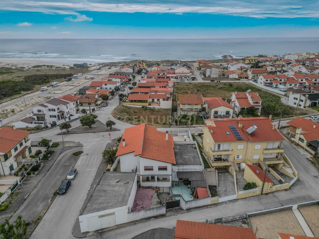 Moradia com vista mar, situada numa aldeia piscatória a 200m da praia - Image 9