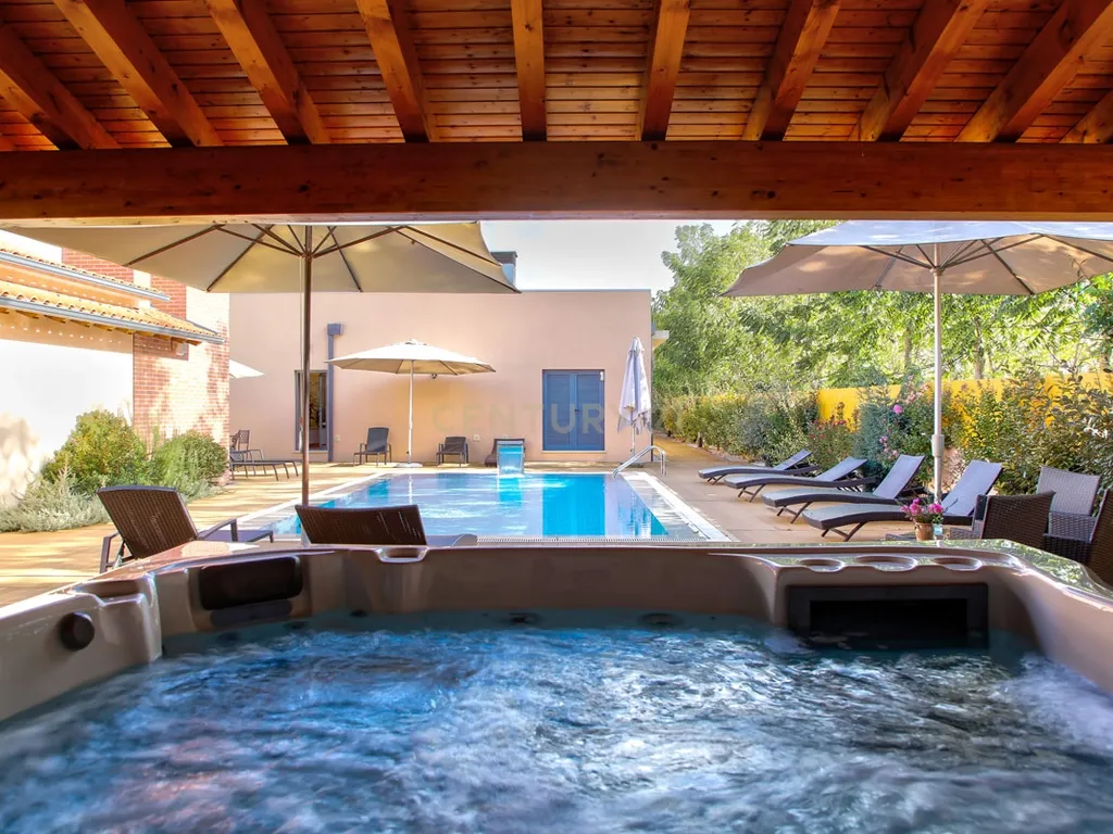 Propriedade T8 com Jardins, Lago e Potencial Alojamento - Localização Premium - Image 1