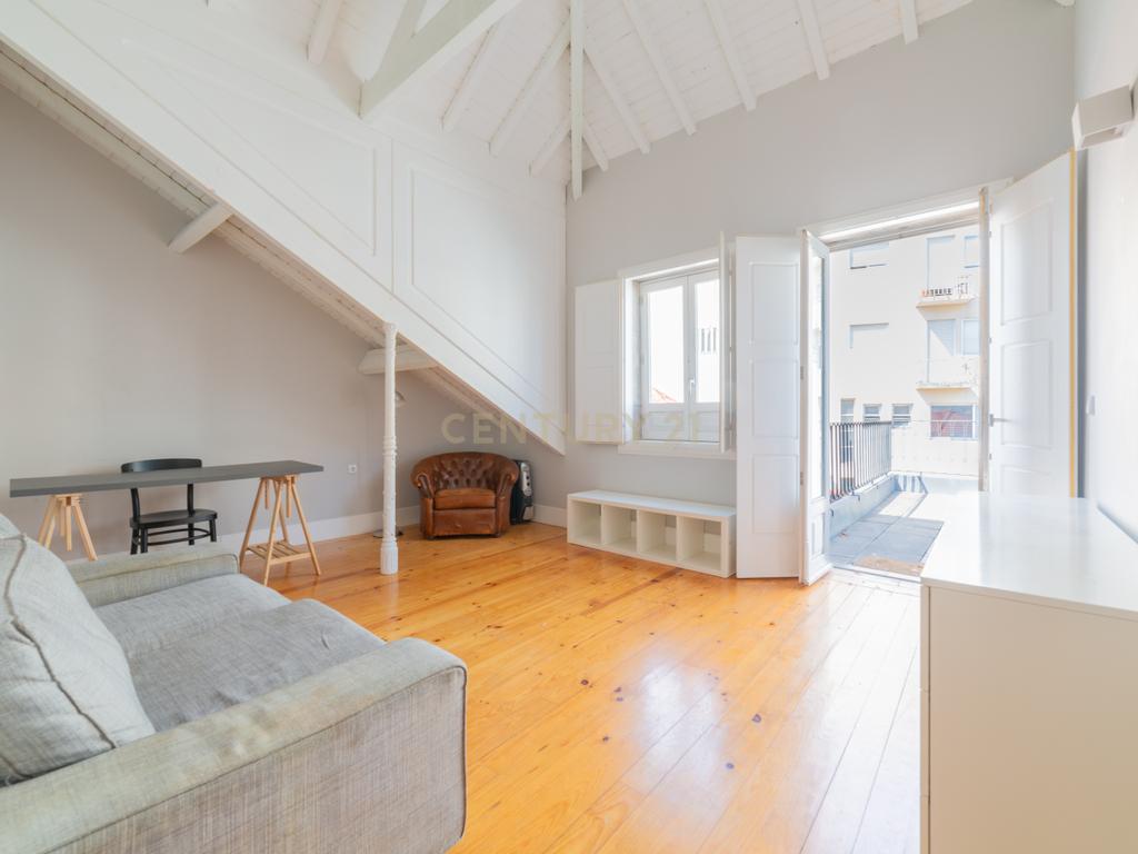 Apartamento com Terraço e Vista Única sobre o Porto – Rua de Santa Teresa - Image 1