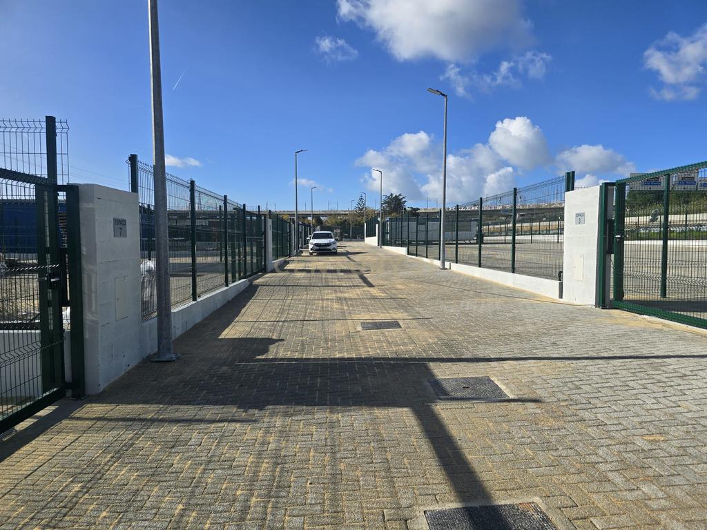 Cedência Espaço de terreno com uma área útil de 330 m² em Almada com Vista para a IC20 de Acesso Fácil - Image 3