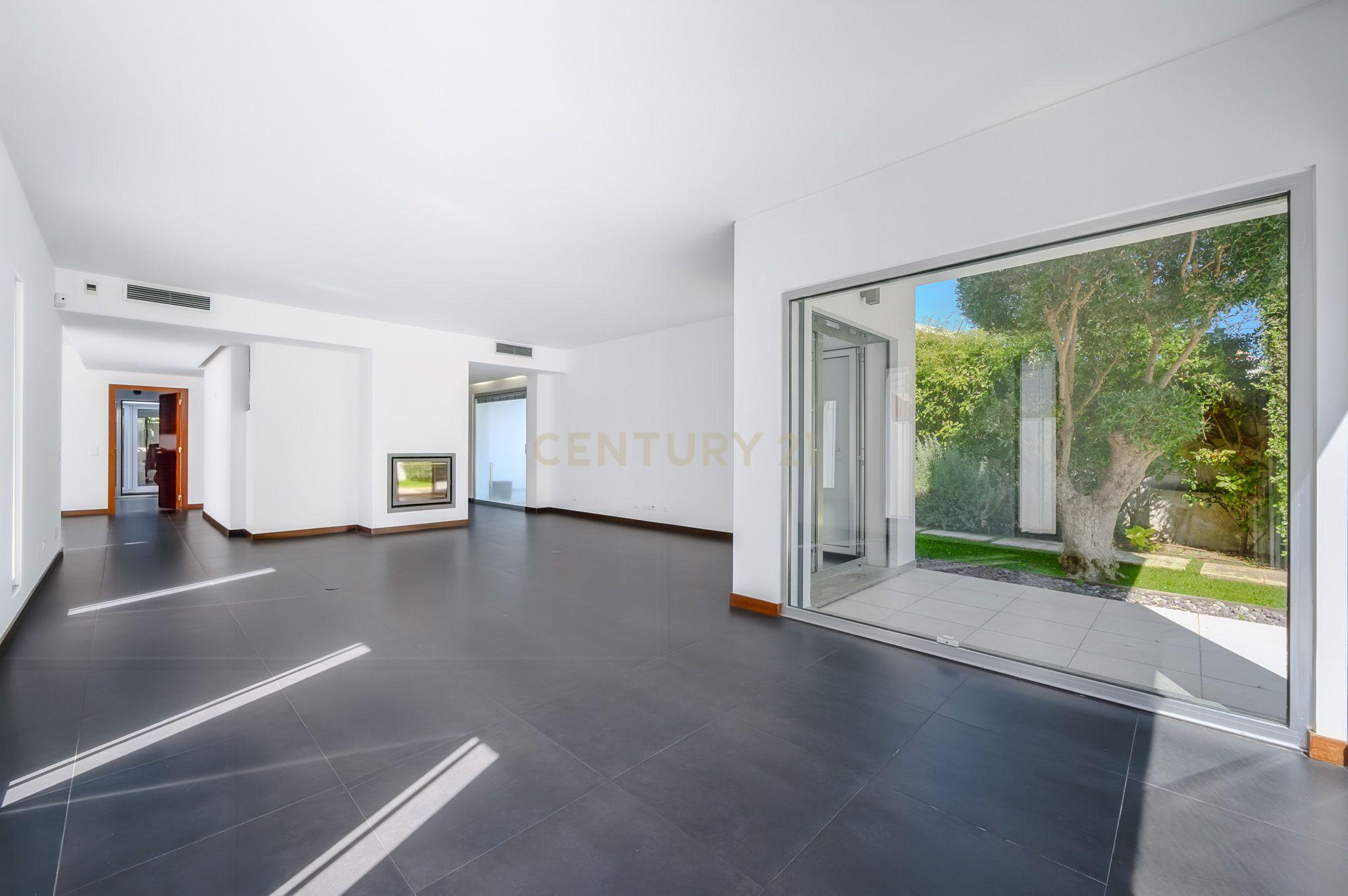 Fotografia 7 de Moradia T5 Contemporânea com Piscina e Jardim Privativo – São Pedro do Estoril