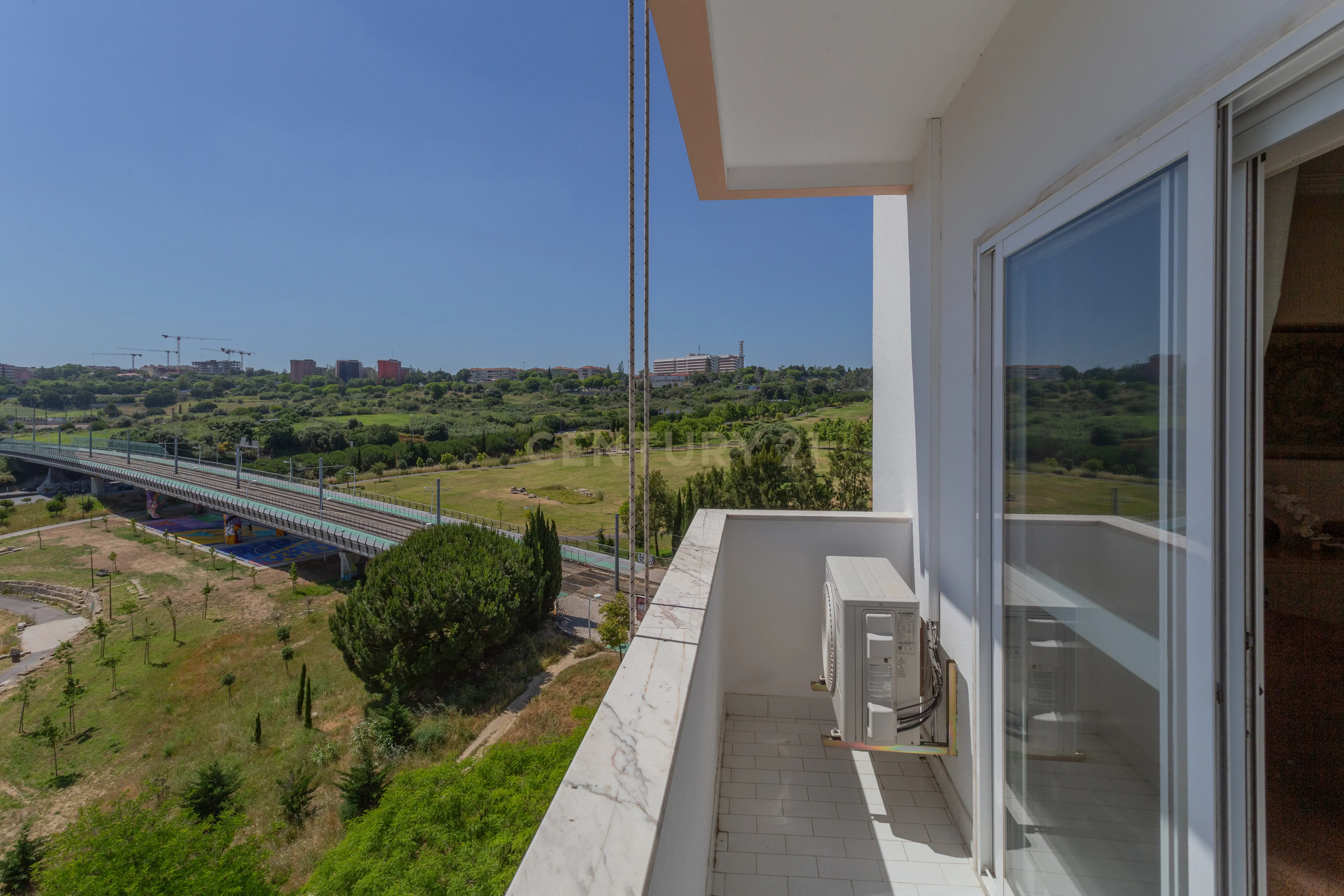 Magnifico T5 com 7 assoalhadas três frentes Almada Pragal vista magnifica prédio com dois elevadores, 50 metros da paragem do metro - Image 40