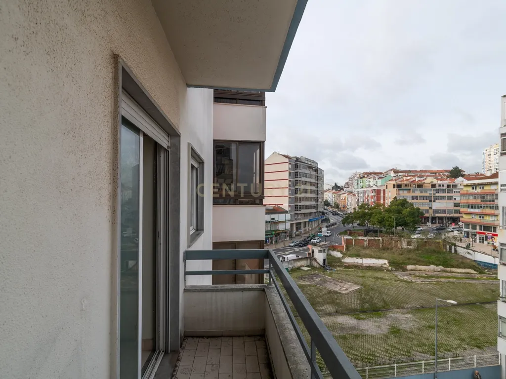 Apartamento T4 no Centro de Odivelas com Parqueamento para 3 Viaturas - Image 28