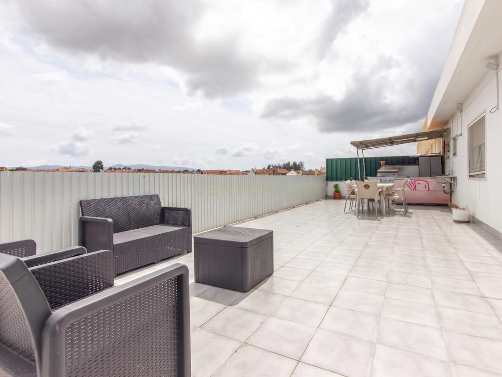Excelente Apartamento de 4 Assoalhadas com Terraço e Sótão Independente na Quinta do Conde. - Image 1