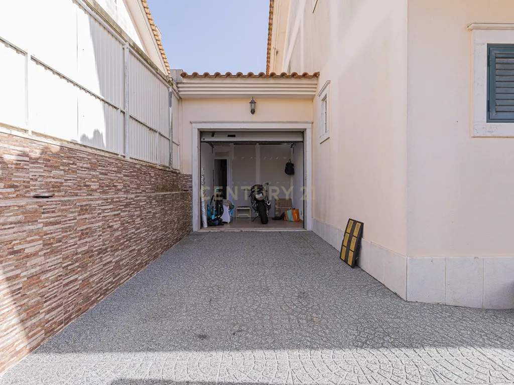 Moradia T4 com 3 Pisos + Sótão e Garagem — Famões - Image 59