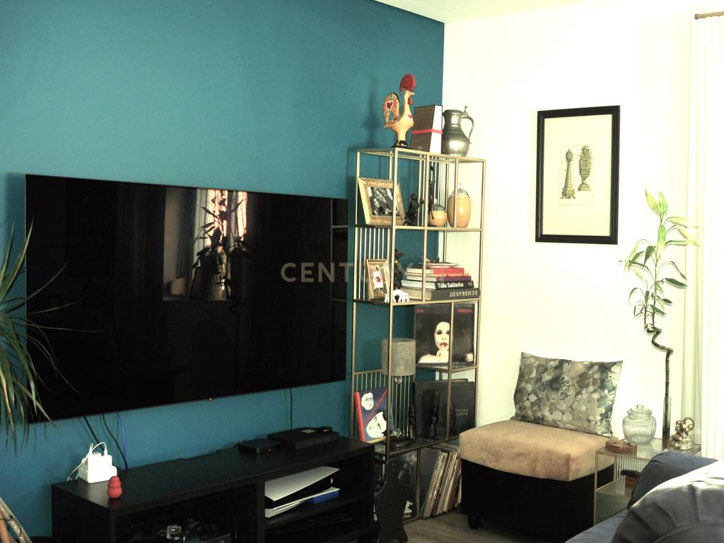 Apartamento T2 com arrecadação, renovado, no centro de Almada  - Image 3