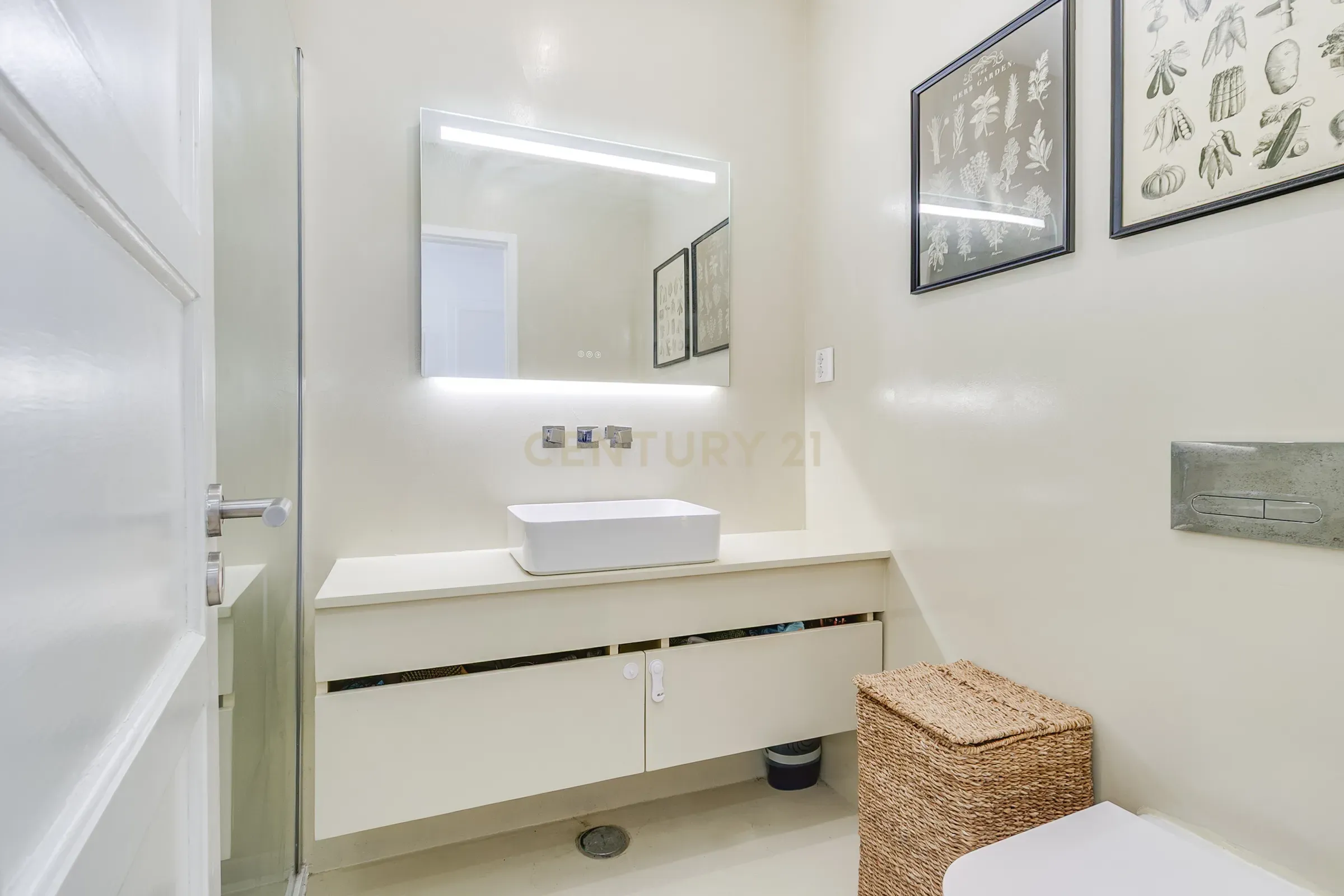 Apartamento T2 Remodelado com Varanda em Campo de Ourique, junto ao Jardim da Estrela - Image 6