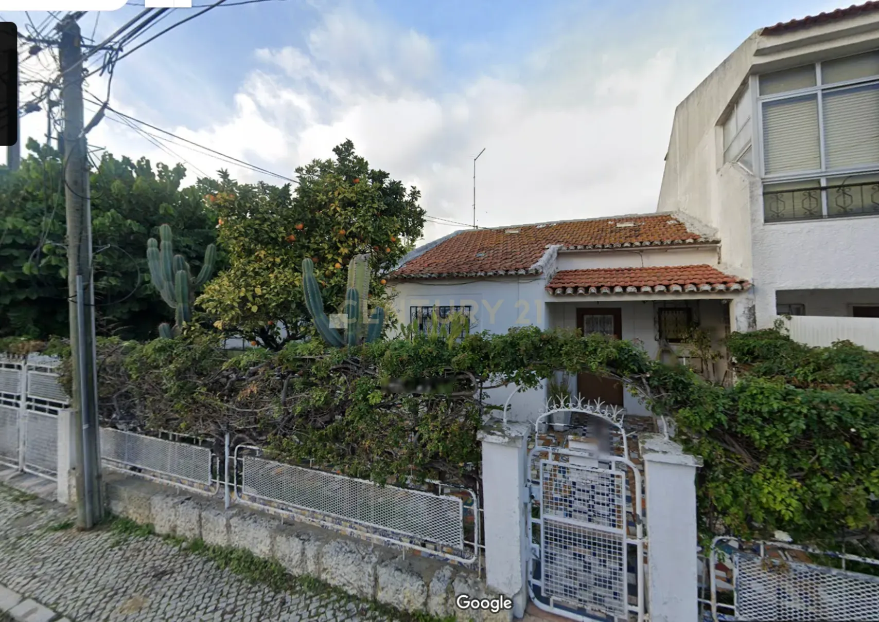 Moradia para Remodelação ou ampliação no Bairro do Pombal, Almada - Image 1