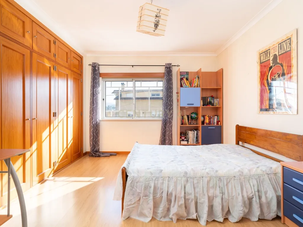 Moradia T4 com sótão versátil e excelentes acessos – uma oportunidade única - Image 12