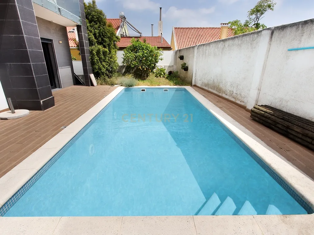 Moradia Isolada T4 Moderna com Piscina Privada, Jardim e Garagem Ampla na Pontinha - Image 46