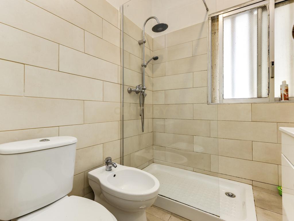 Moradia bifamiliar T4+1 em Pinheiro de Loures, com vistas desafogadas, jardim, pátio, varanda e terraço - Image 18