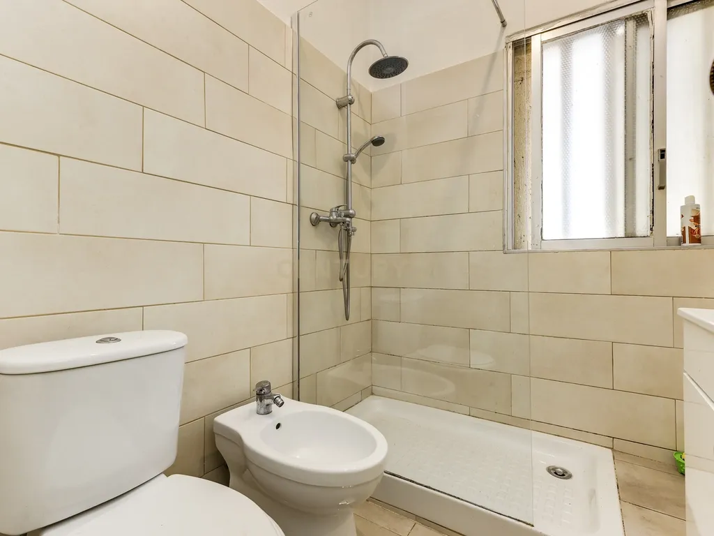 Moradia bifamiliar T4+1 em Pinheiro de Loures, com vistas desafogadas, jardim, pátio, varanda e terraço - Image 18