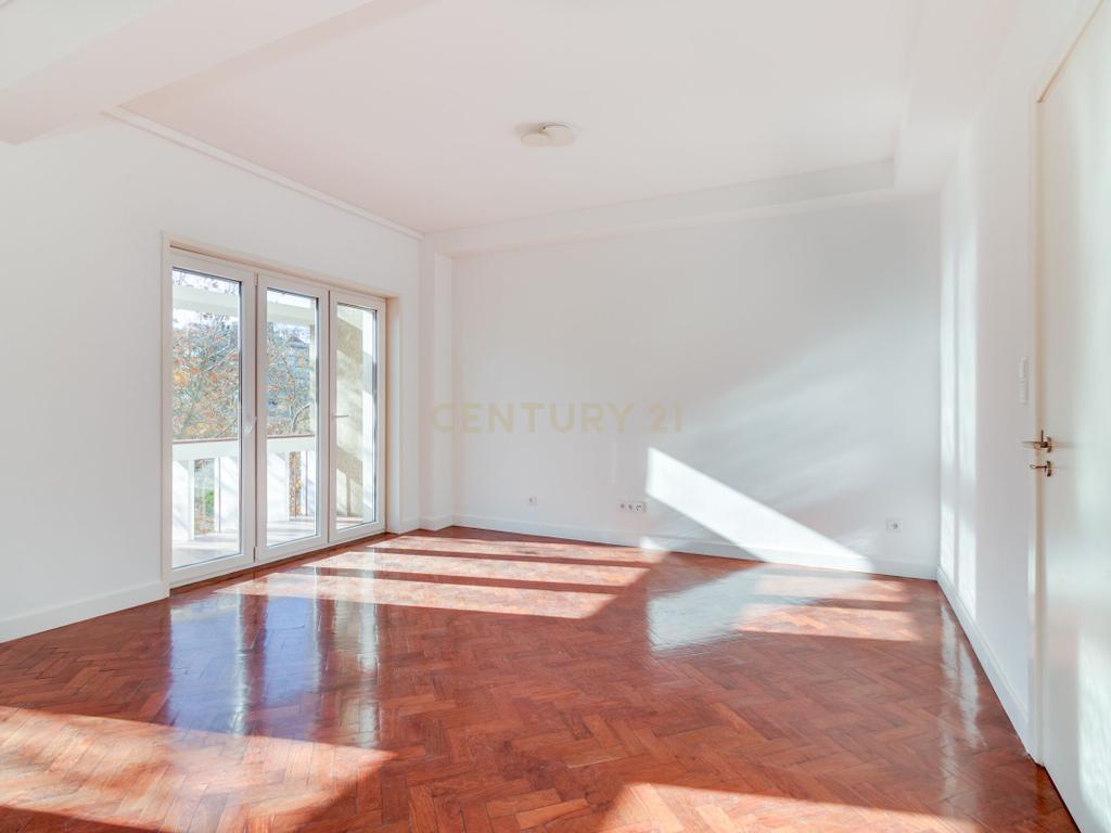 T3 TOTALMENTE RENOVADO COM VARANDA DE 21 m² NO CAMPO PEQUENO – LISBOA - Image 3