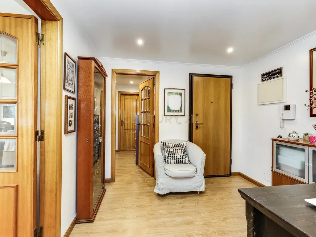 Apartamento T2 em Monte Abraão 97m², Varanda e Lareira - Image 10