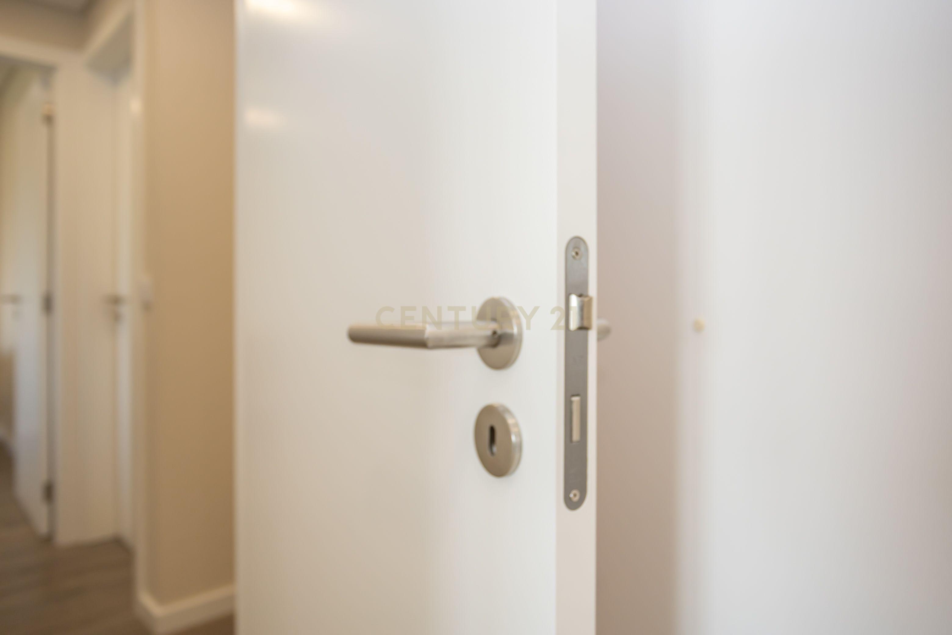 Apartamento T3 Remodelado | Bairro Novo | Seixal - Image 3