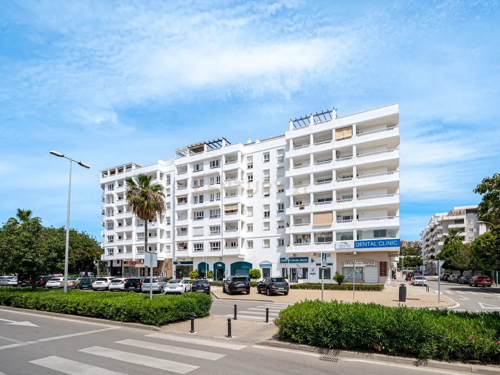 *Lugar de garagem + arrecadação em Nueva Andalucía (Albatros) – Conforto e segurança numa zona com poucas vagas de estacionamento ao ar livre* - Image 1