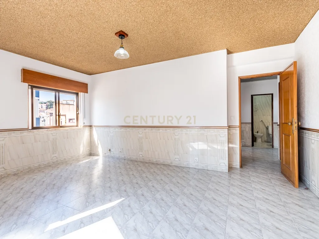 T2 na Amadora para Venda - Localização Central e Excelentes acessos - Image 6
