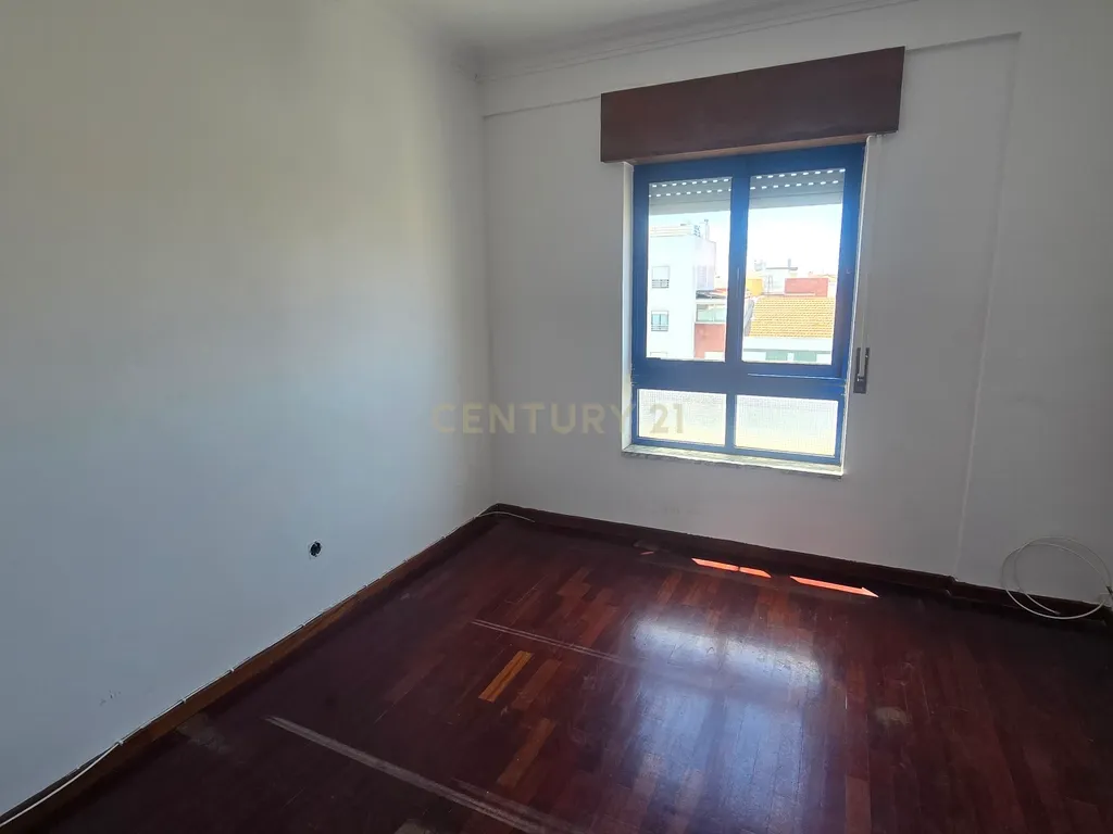 T3 com Lareira, 101m² e Duas Frentes no Centro do Barreiro - Image 5