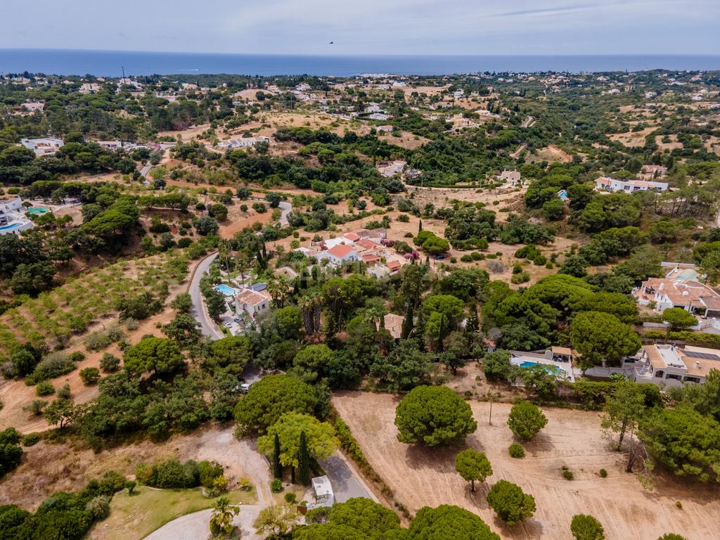 Moradia inserida em terreno com 3.560m2 a 5 minutos das Praias da Marinha, Benagil e Albandeira - Image 1