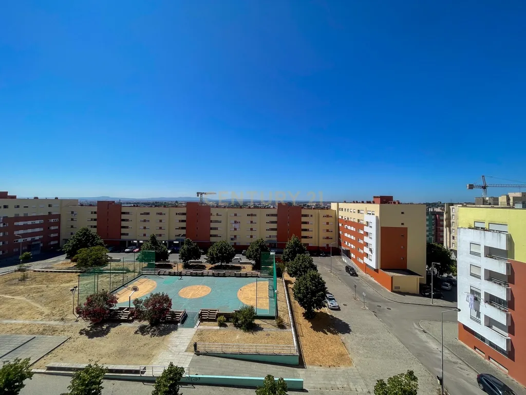 Apartamento T2 com Excelente Localização no Monte de Caparica - Image 14