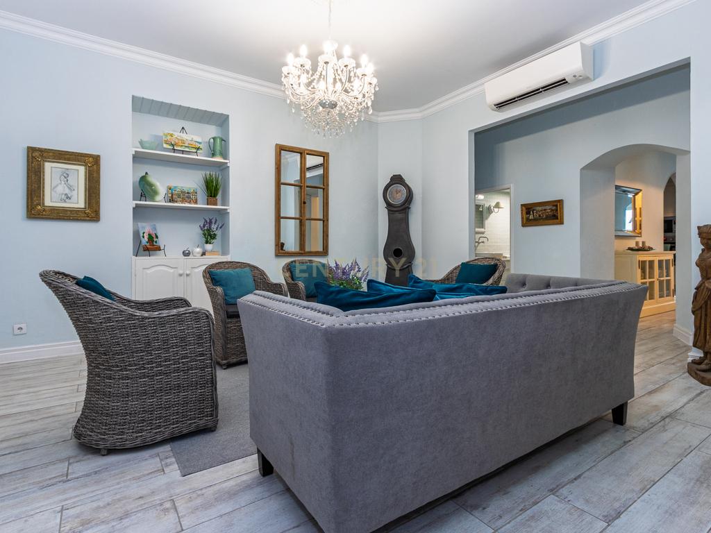 Casa Renovada com Vista para a Cidade em Ponta Delgada - Image 1