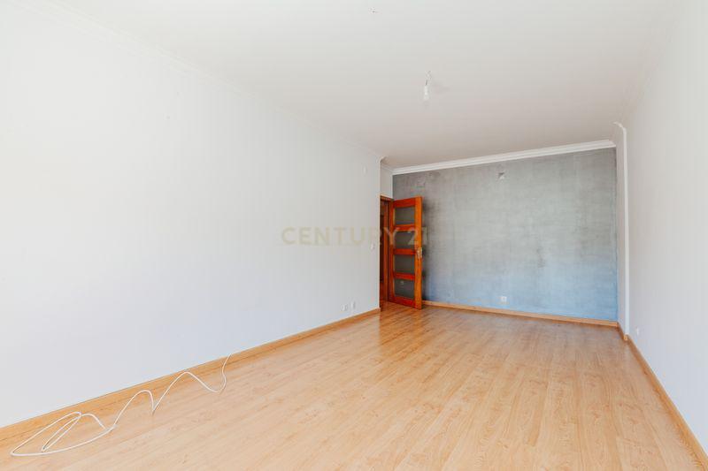 Apartamento T2 em Odivelas com Box e Varanda - Image 5