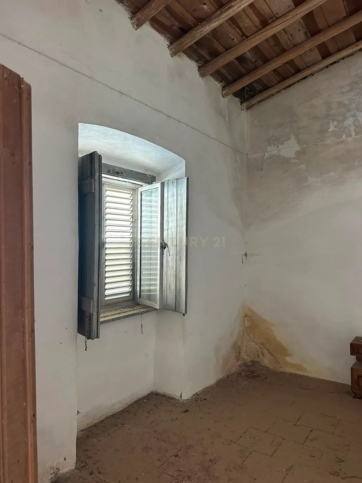 Fotografia 8 de OPORTUNIDADE DE INVESTIMENTO EM MOMBEJA - T3 COM AMPLAS ÁREAS , QUINTAL E GARAGEM